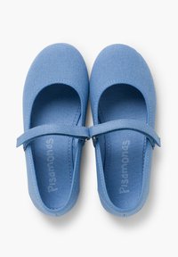 Zapatos Mary Jane de lona azul con punta redondeada, correa en el tobillo y detalles cosidos; textura suave con suela plana.