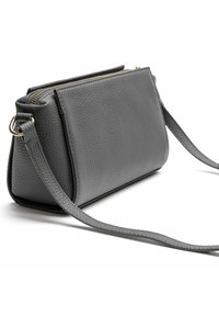 Borsa a tracolla grigia in pelle con finitura testurizzata, forma rettangolare, chiusura con zip e tracolla piatta. Caratterizzata da hardware in tono argento.