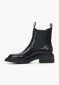 Czarne skórzane botki Chelsea z elastycznymi bocznymi panelami, okrągłym noskiem i masywnym obcasem. Gładka faktura i pętle do łatwego zakładania.