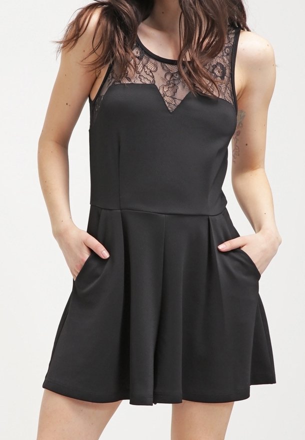 Czarna sukienka z dopasowanym gorsetem zdobionym koronkowymi wstawkami oraz rozkloszowanym dołem, podkreślona bocznymi kieszeniami i gładką teksturą tkaniny.