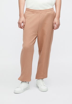 - Spodnie treningowe