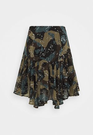 Schwingender Rock in Schwarz, Grün und Blau mit Camouflage-Muster und weißen Akzenten. Verfügt über einen rüschengesäumten Saum und ein strukturiertes, leichtes Material.