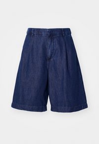 Pantalones cortos de mezclilla azul marino con un corte relajado, que presentan pliegues, una cinturilla y dobladillos enrollados. Textura suave sin patrones o acentos visibles.