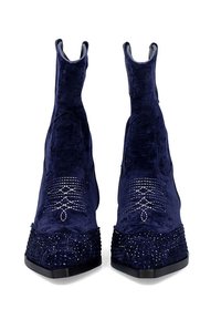 Botines de terciopelo azul marino hasta el tobillo con puntas afiladas, adornados con un intrincado bordado blanco y una puntera texturizada de cuentas.