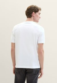 TOM TAILOR MIT TEXT - T-shirt imprimé - white