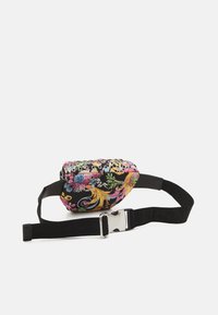 Banane avec un motif floral sur fond noir, dotée d'une fermeture zippée et d'une sangle de ceinture noire amovible avec une boucle argentée.