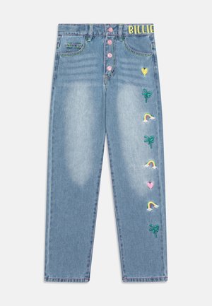 Lyseblå denimjeans med lige snit, dekoreret med farverige broderede motiver af hjerter, palmer og regnbuer langs siden.