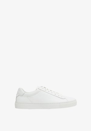 Low-Top weiße Ledersneaker mit weißen Schnürsenkeln und dicker weißer Gummisohle, von der Außenseite auf weißem Hintergrund betrachtet.