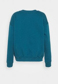 Jednoduchá modrozelená mikina s dlouhými rukávy s žebrovanými manžetami, lemem a límcem, zobrazená zezadu na bílém pozadí.