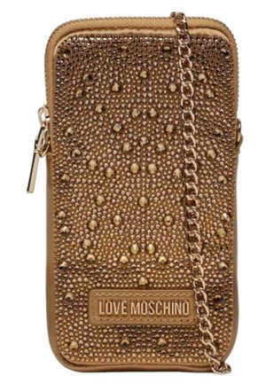 Borsa per telefono in finta pelle marrone con borchie metalliche, tracolla a catena, chiusura zip e logo in rilievo sul fronte. Design rettangolare compatto.