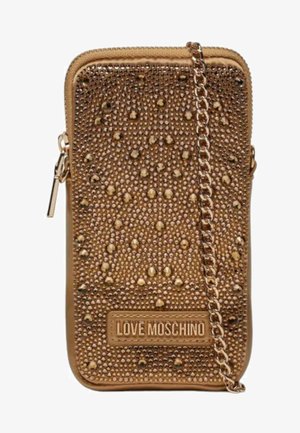 Borsa per telefono in finta pelle marrone con borchie metalliche, tracolla a catena, chiusura zip e logo in rilievo sul fronte. Design rettangolare compatto.