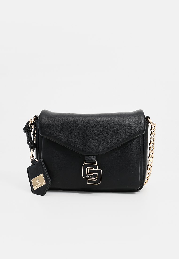 Zwarte faux leren handtas met een gouden kettingband, voorzien van een klepsluiting en een gouden logoaccent. Vierkante vorm met een gladde textuur.