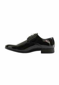Scarpa da dress in vernice nera con punta arrotondata, design minimalista, texture liscia e sei occhielli per i lacci. Tacco basso impilato.