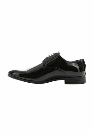 Scarpa da dress in vernice nera con punta arrotondata, design minimalista, texture liscia e sei occhielli per i lacci. Tacco basso impilato.