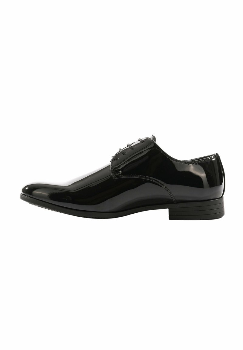 Scarpa da dress in vernice nera con punta arrotondata, design minimalista, texture liscia e sei occhielli per i lacci. Tacco basso impilato.