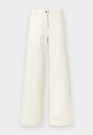 Svijetlo-bež široke hlače s velikim prednjim zakrpnim džepovima, omčama za remen i zatvaranjem na jedan gumb u struku.