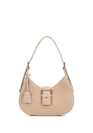 Borsa a tracolla beige in suede con forma curva, tracolla regolabile, dettaglio fibbia frontale e piccolo portachiavi attaccato.