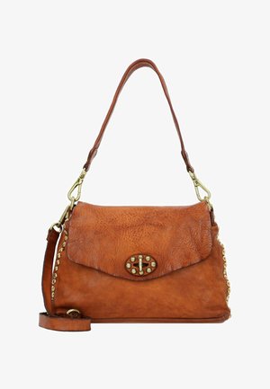 Bruine leren handtas met een gestructureerd oppervlak, gouden hardware accenten, een enkele schouderriem en decoratieve studs aan de zijkant.