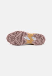 Semelle de chaussure en caoutchouc rose avec un motif à chevrons, dotée d'un séparateur central et d'accents jaunes sur la semelle intermédiaire.
