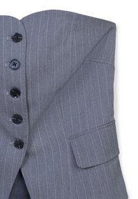 Giacca da abito grigia a righe con cinque bottoni neri e una tasca a patta sul lato destro, presentata su uno sfondo bianco.