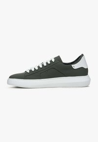 Zelené syntetické tenisky s bílou gumovou podrážkou, bílými tkaničkami a kontrastní patní částí. Mají hladký povrch a minimalistický design.