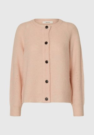 Cardigan roz deschis tricotat, cu mâneci lungi, decolteu rotund și cinci nasturi negri în față.