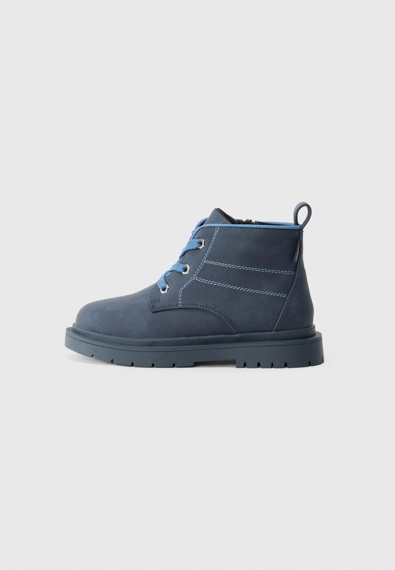 Stivaletti Blu in pelle scamosciata con punta rotonda, lacci blu a contrasto, dettagli di cucitura laterale e suola in gomma resistente. Inserti sul retro.