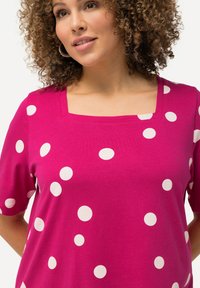 Ulla Popken POLKA DOT SHORT SLEEVE TEE - Triko s potiskem - fuchsia pink
