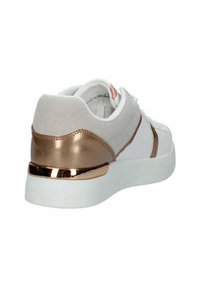 Sneaker bianco con tomaia in suede e mesh, dettagli metallici rose-gold sul tallone e suola in gomma bianca. Design semplice, texture leggera.