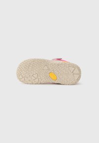 Vibram gumos padojimas su geometriniu raštu, su ryškiai geltonu logotipu. Šviesiai smėlinė spalva su tekstūruotu paviršiumi, skirtu sukibimui.
