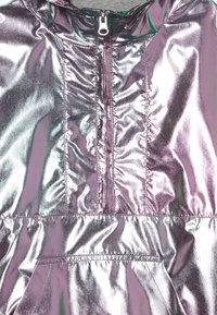 Metalikově fialová bunda se zipem vpředu, staženým pasem a kapucí, s jemnou texturou a reflexním povrchem.