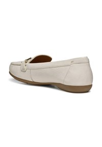 Mocasin de cuero blanco con un acabado texturizado, puntera redondeada, tacón bajo y herrajes dorados en la parte frontal. Diseñado de manera flexible para mayor comodidad.