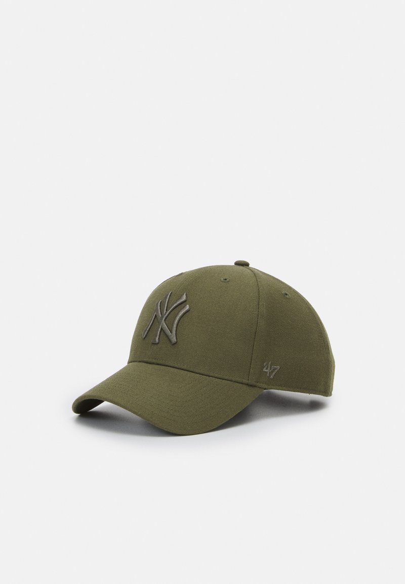 Casquette de baseball de couleur olive en tissu, avec un logo "NY" gris brodé en relief à l'avant et un petit logo "47" sur le côté.
