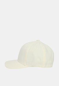 Cappellino da baseball bianco con visiera curvata, realizzato in tessuto di cotone. Presenta fori di ventilazione e una corona arrotondata. Design semplice, senza motivi.