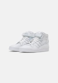 Zapatillas de baloncesto altas de cuero blanco, con un cuello acolchado, cinta de Velcro, caja de dedos perforada y tres rayas en los laterales.