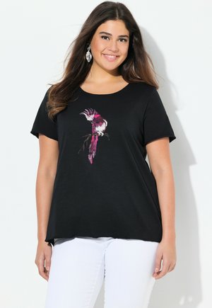Sort kortærmet T-shirt med rund halsudskæring, prydet med et farverigt fuglemotiv i nuancer af pink og hvid på forsiden.