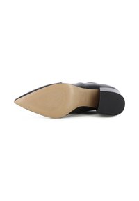Scarpa nera con tacco alto, punta affusolata, tomaia in pelle liscia e tacco a blocco robusto. La suola è color cammello con un motivo di presa texture.