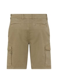 Short cargo beige avec passants de ceinture, deux poches passepoilées à l’arrière et deux poches latérales à rabat, présenté de dos sur fond blanc.