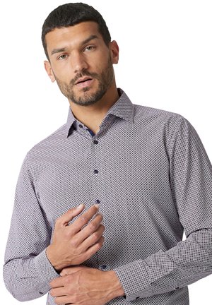 Heren overhemd met lange mouwen in een geometrisch patroon, met rode, blauwe en witte kleuren, een button-down kraag en contrasterende knopen.