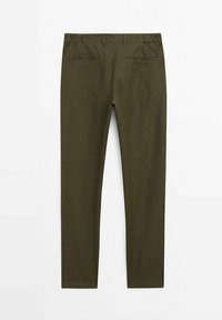 Pantaloni slim-fit verde oliva realizzati in un tessuto leggero con una texture morbida; presentano quattro tasche e una vita a media altezza.