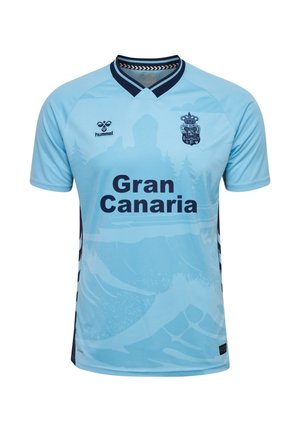 Lichtblauw voetbaltshirt met de tekst "Gran Canaria", donkerblauwe kraag en logo's, en een subtiele afbeelding van bergen en bomen.