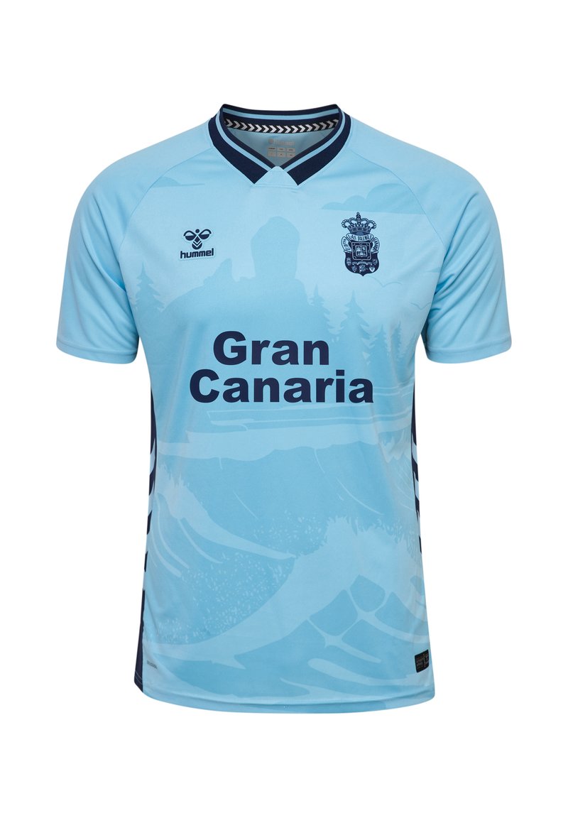 Lyseblå fodboldtrøje med teksten "Gran Canaria", mørkeblå krave og logoer, samt et subtilt landskabsdesign med bjerge og træer.