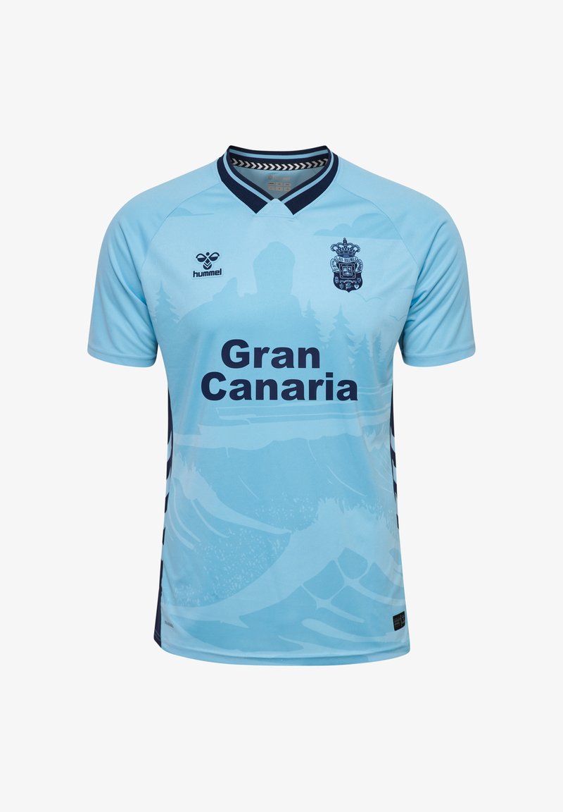 Ljusblå fotbollsjersey med texten "Gran Canaria", mörk marinblå krage och logotyper, samt en subtil design av berg och trädlandskap.
