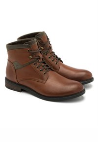 Brązowe skórzane botki za kostkę o teksturowanym wykończeniu, z kontrastowym ciemno-brązowym kołnierzem, okrągłymi sznurowadłami i solidną gumową podeszwą.