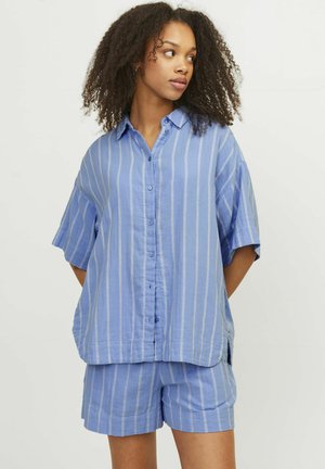 Chemise boutonnière bleu clair avec des rayures blanches verticales, manches courtes et coupe décontractée, assortie à un short en tissu similaire.