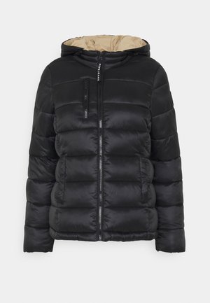 Chaqueta acolchada negra con cierre de cremallera, capucha y forro de color beige claro. Presenta una textura acolchada horizontal y un bolsillo en el pecho con cremallera.