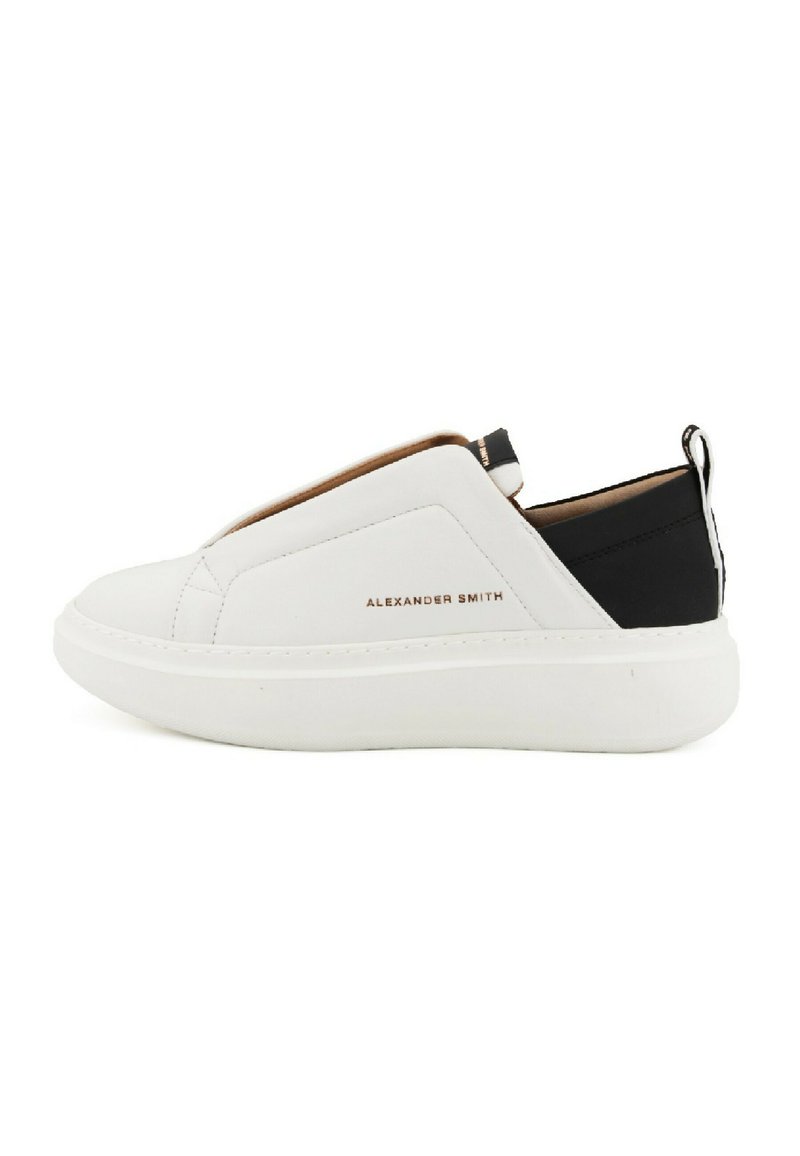 Sneaker bianco senza stringhe con tacco nero, texture in pelle liscia, punta rotonda e suola in gomma. Nome del brand "ALEXANDER SMITH" in oro.