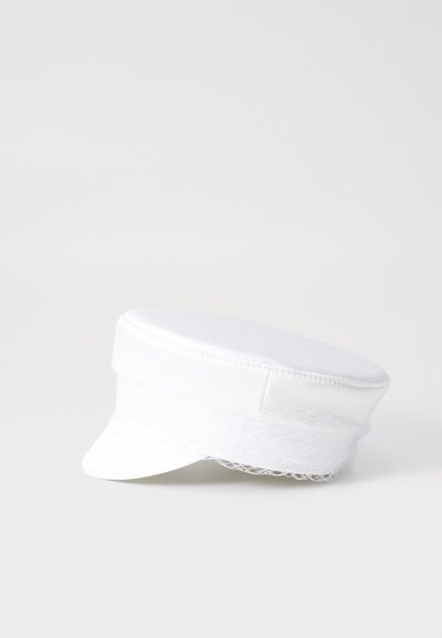Hvit caps med flat krone og kort, buet visir. Har en snørelignende kant rundt bunnen, laget av glatt, blankt materiale.