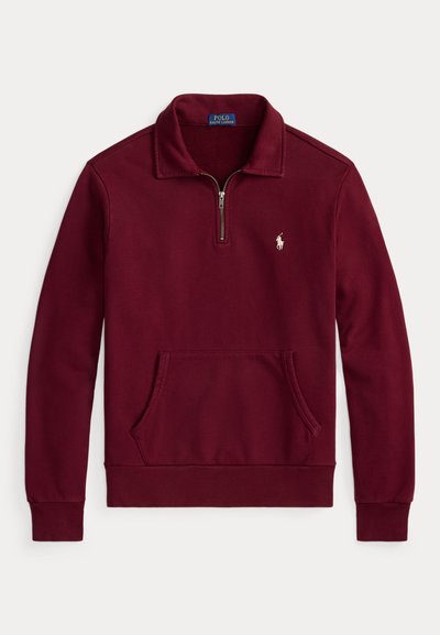 Bordeaux pullover sweatshirt van zacht materiaal, met een hals met halve rits, een voorzak in kangoeroestijl en een geborduurd logo op de borst.