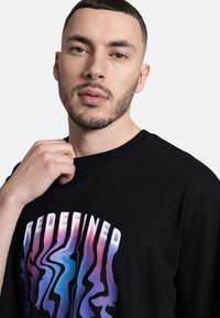 Redefined Rebel ROBERTO TEE GOTS - Triko s potiskem - black